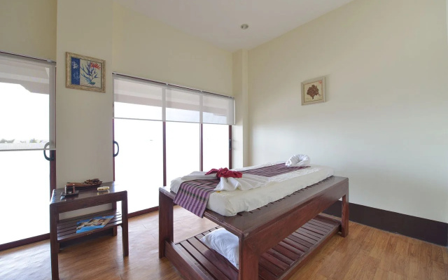 Ngwe Saung Yacht Club & Resort