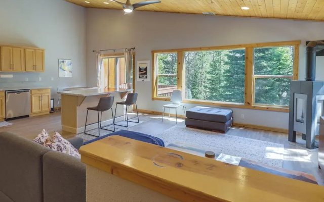 Truckee Retreat w/ Fireplace & Community Amenities