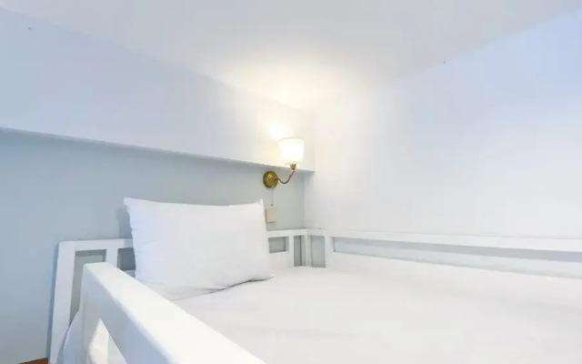 Modern Classic Studio At West Vista Apartment