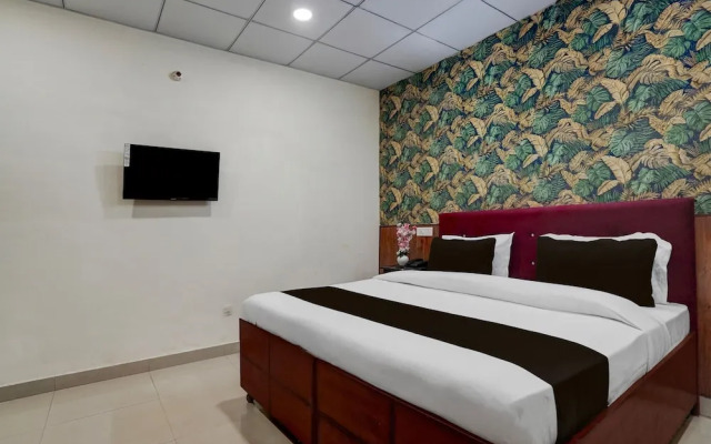 Saver Double Hotel O Sec 58 Hotel Alpha