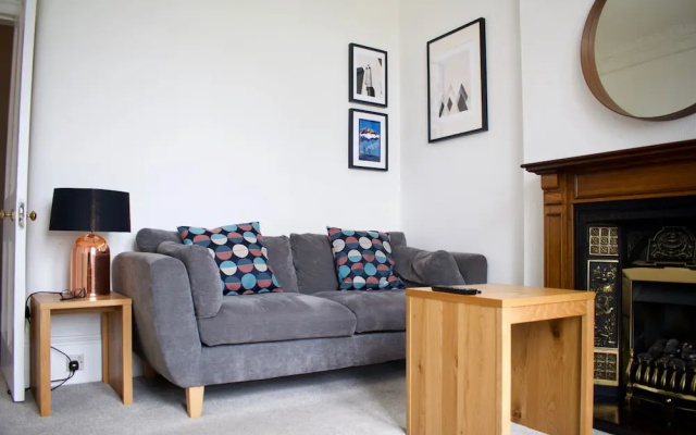 2 Bedroom Seaside Flat With Scenic Views