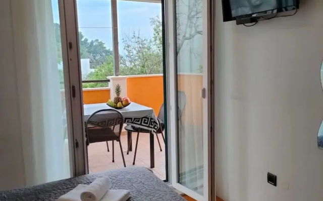 A4 Beachfront apt With big Terrace and sea View