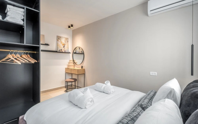 Stunning ONE bdr big Balcony