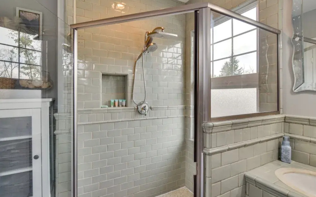 2 Mi to Bay Park: Milwaukie Getaway on 1 Acre!
