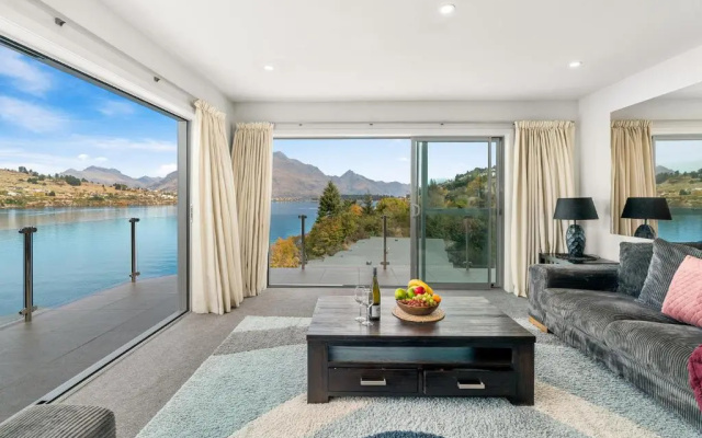 Lakefront Penthouse Apartment With 270-Degree View
