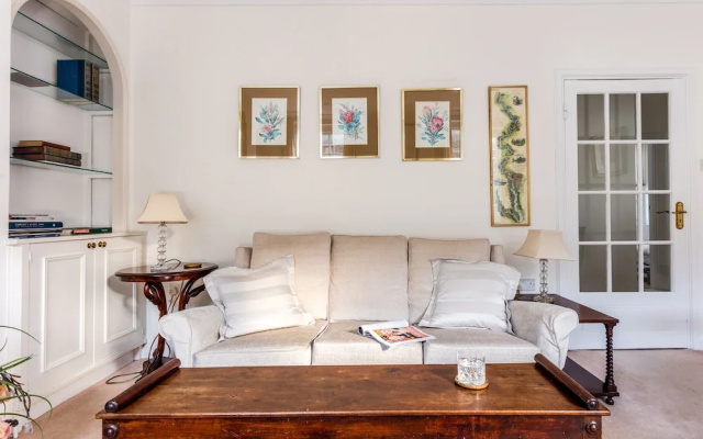 Traditional 2 bedroom flat