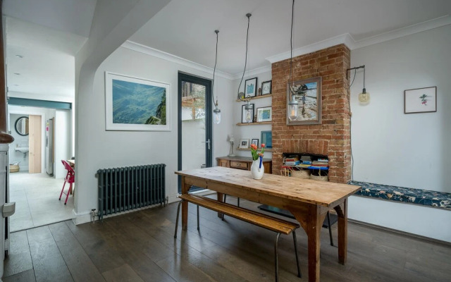 Altido Homely 4-Bed House W/ Terrace In Wandsworth
