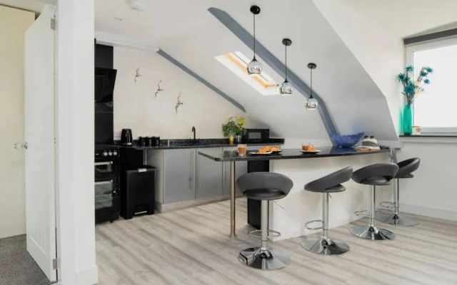 Sandybanks Loft - Penthouse Seaview Apartment on Promenade, Torquay
