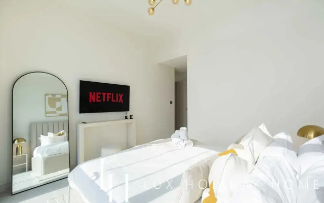 LUX The Marina Vista Beachfront Suite
