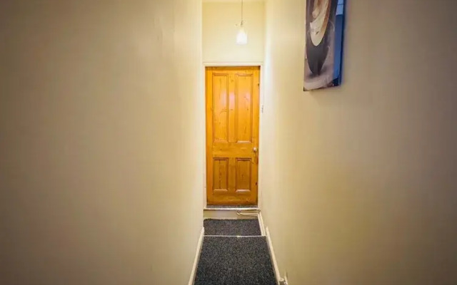 2 Bedroom House - Sleeps 4 - Free Parking, Wifi