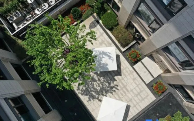 Yatong Lvhai Hotel
