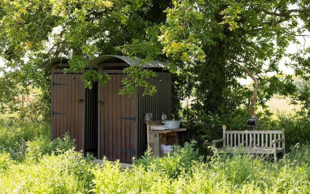 Harbour Ranch Hut - Rustic Countryside Escape