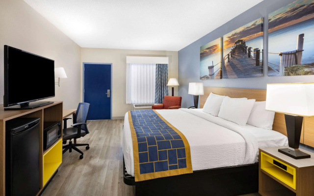 Days Inn & Suites by Wyndham Savannah Midtown