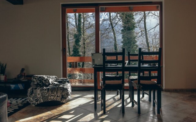Jaunty Riders Hostel в Красной Поляне 1 отзыв об отеле, цены и фото номеров - забронировать гостиницу Jaunty Riders Hostel онлайн Красная Поляна комната для гостей