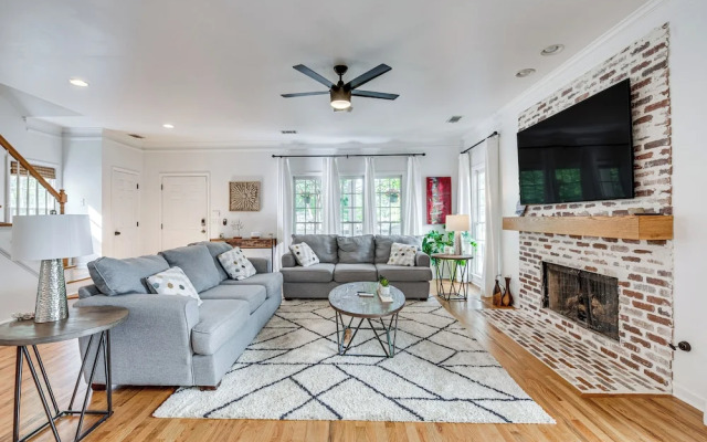 Walk to Mercedes-benz! Spacious Getaway in Atlanta