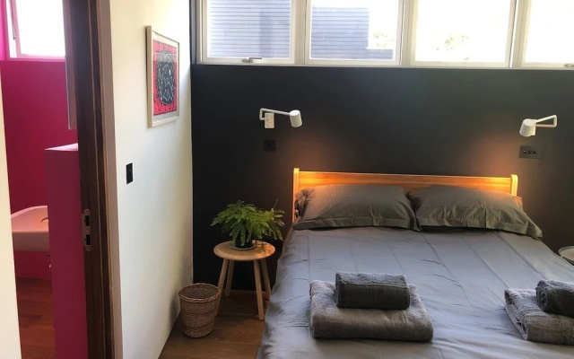 3-bed Flat w/ 2 Terraces in Hackney, East London!