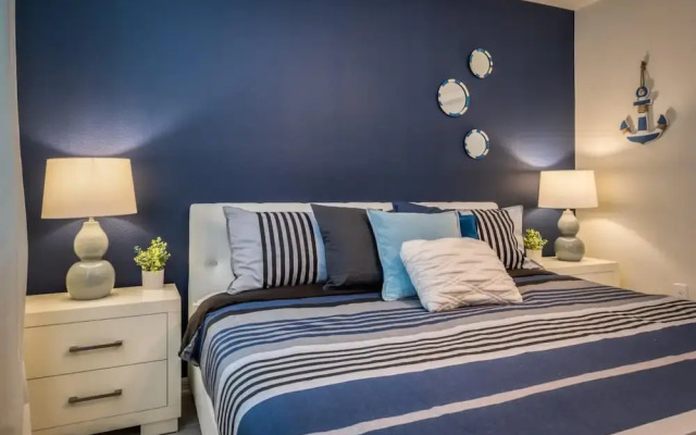 Mickey Themed Bedroom Condo Near Disney