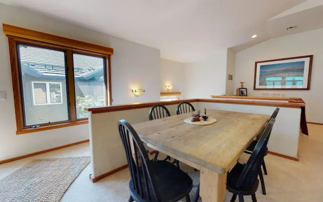 Snowcreek V 760 Pet-Friendly, Amazing Mountain Views, Private 2 Car Garage, Washer Dryer by RedAwning