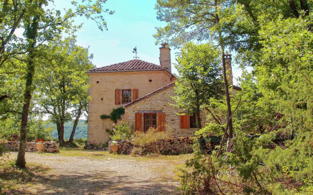 Cozy Holiday Home in Bouzic South of France near Meadows
