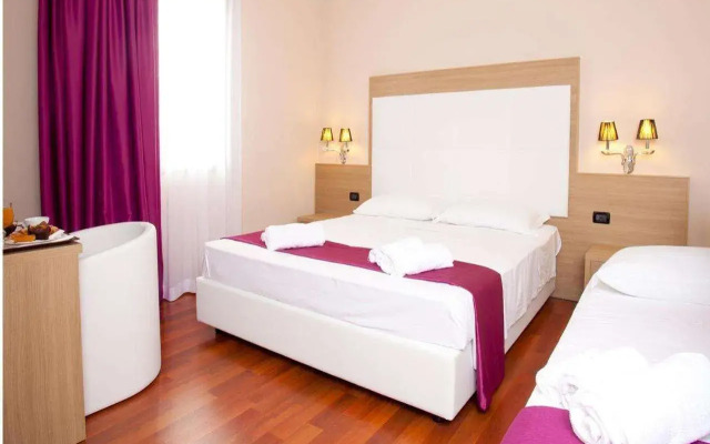 Momi's Hotel