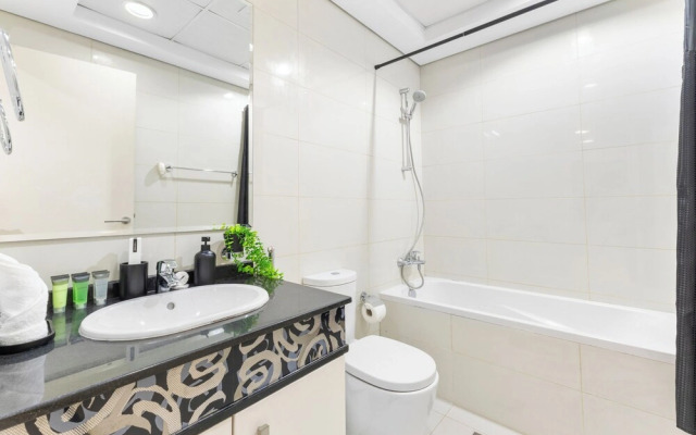 Waves - Executive Bay Studio: Canal View/Modern Amenities