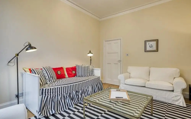 Spacious 2bed/2bath Apt, 5mins to Victoria St
