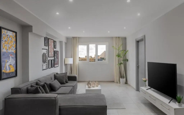 Brassbell By Pyramids Near Grand Museum