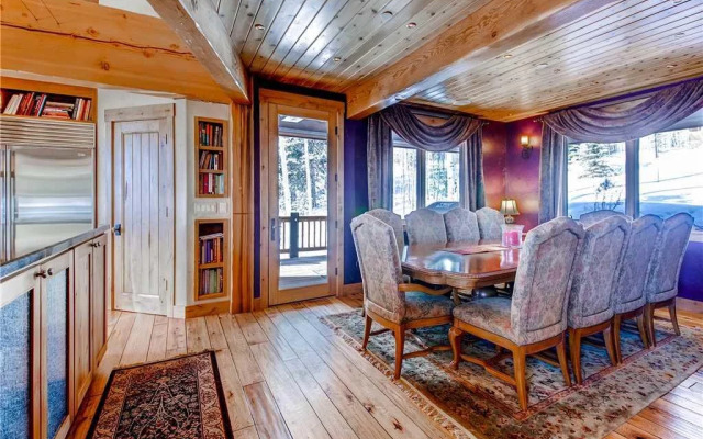 Three Peaks Mountain Lodge
