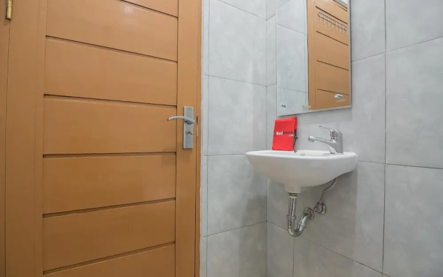 RedDoorz Plus near Syamsudin Noor Airport 3
