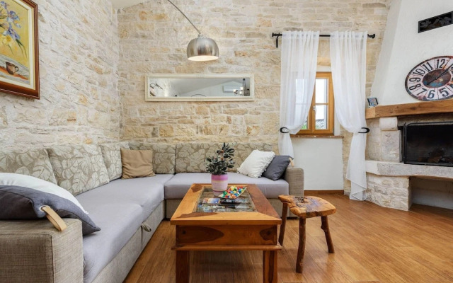 Lovely Stone House With Private Swimming Pool