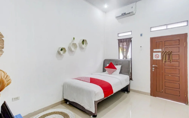 Oemah Ratu Hostel Syariah by OYO Rooms