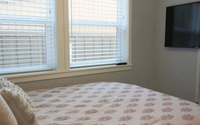 Smart-designed 2 Bed/2 Bath Home