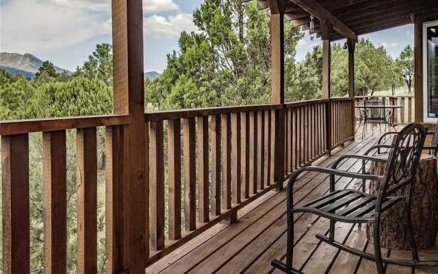 Log Heaven - Three Bedroom Cabin with Hot Tub