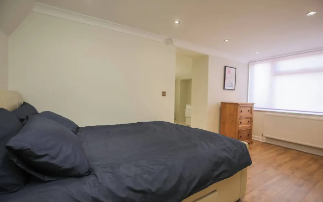 Charming Central Kingston Flat by the River