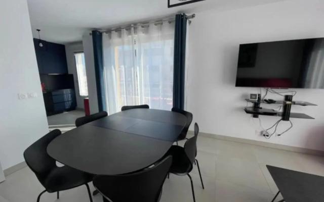 Beautiful Bright Apt At 3 Min Walk From The Beach