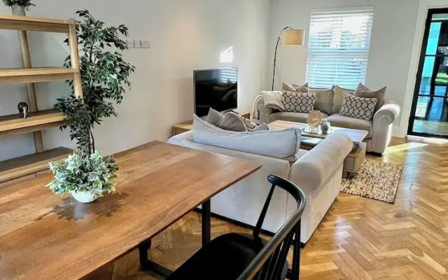 Newly Refurbished Bungalow- Large Garden- Parking