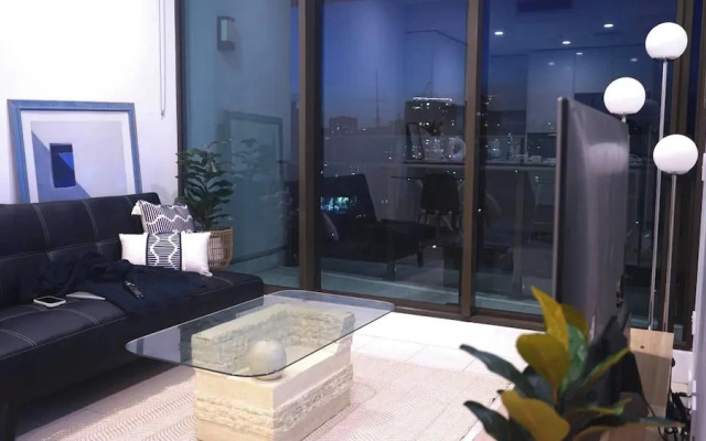 Spacious City Escape With Pool, Gym & Free Parking