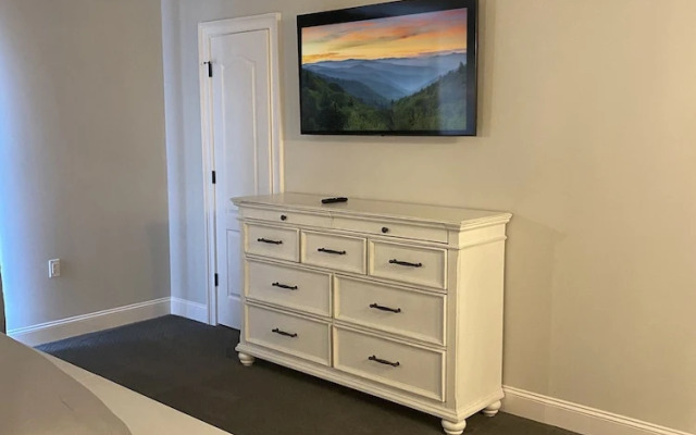 111 3bd 3 Bedroom Condo by RedAwning