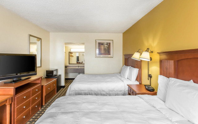 Econo Lodge Byron near Historic District - Warner Robins