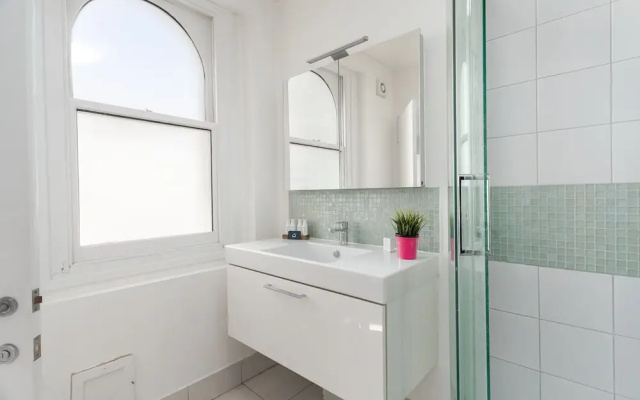 Bright and Modern Shepherd's Bush Gem - ROS