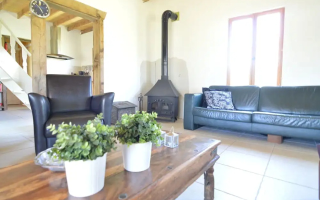 Modern Holiday Home near Forest in Burgundy