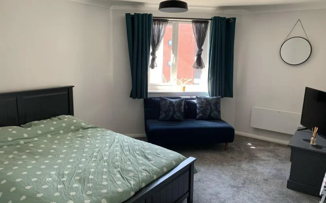 Charming 2-bed Apartment in Swansea