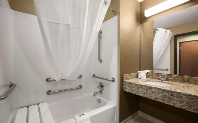 Microtel Inn & Suites by Wyndham Kenedy/Karnes City