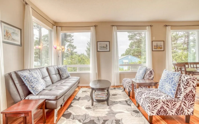 Yaquina Lighthouse View Beach Home