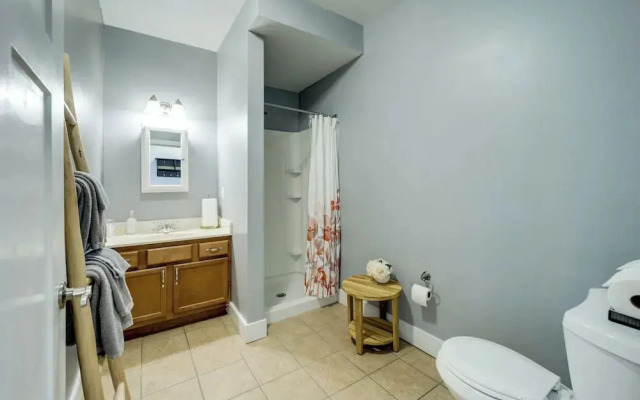 Queen City Charm Near University & Hospitals!
