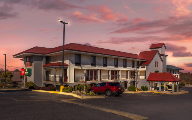 HomeTowne Studios by Red Roof Lancaster