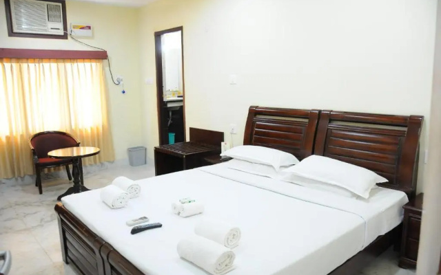 Lloyds Serviced Apartments, Near Music Academy