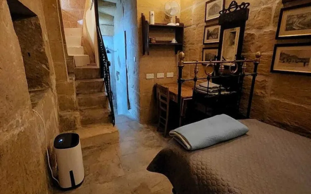 2 Bed House Sleeps 3 - Wifi, Aircon, Balcony