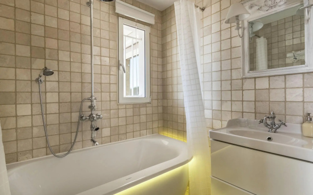Luxury Villa with Jacuzzi in Les Issambres
