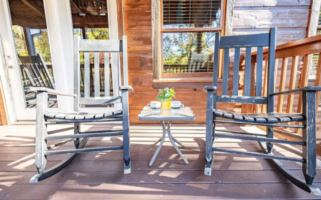 Majestic Springs Lodge 3 Bedroom Cabin by RedAwning